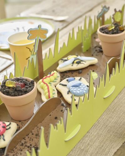 Bugging Out Bug Hunt Treat Stand