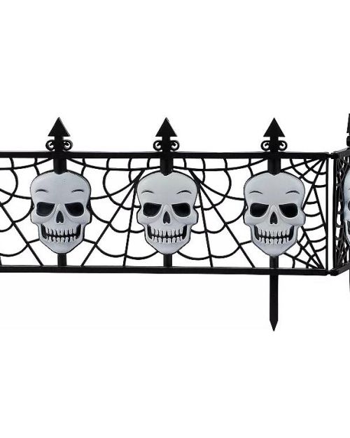 Gothic Skull Fence Decorations 2pk
