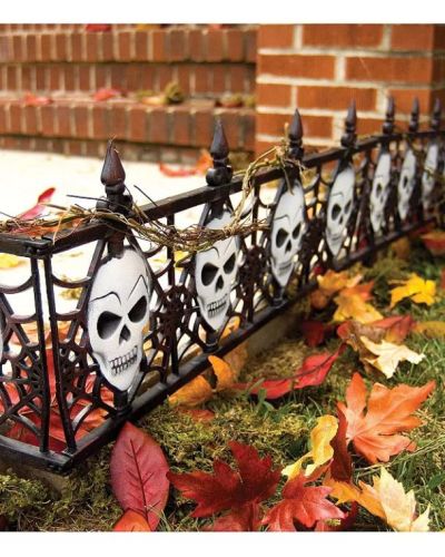 Gothic Skull Fence Decorations 2pk