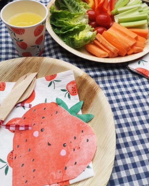 Strawberry Fields Shaped Napkins 16pk