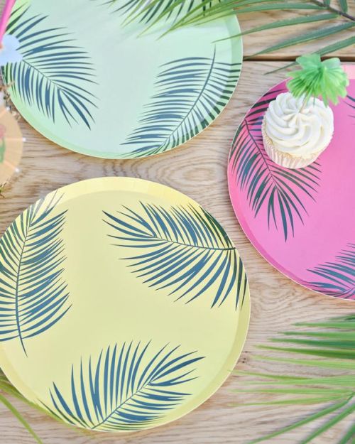 Tiki Tropics Palm Leaf Paper Plates 8pk